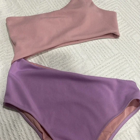 One piece bathing suit - Picture 2 of 3